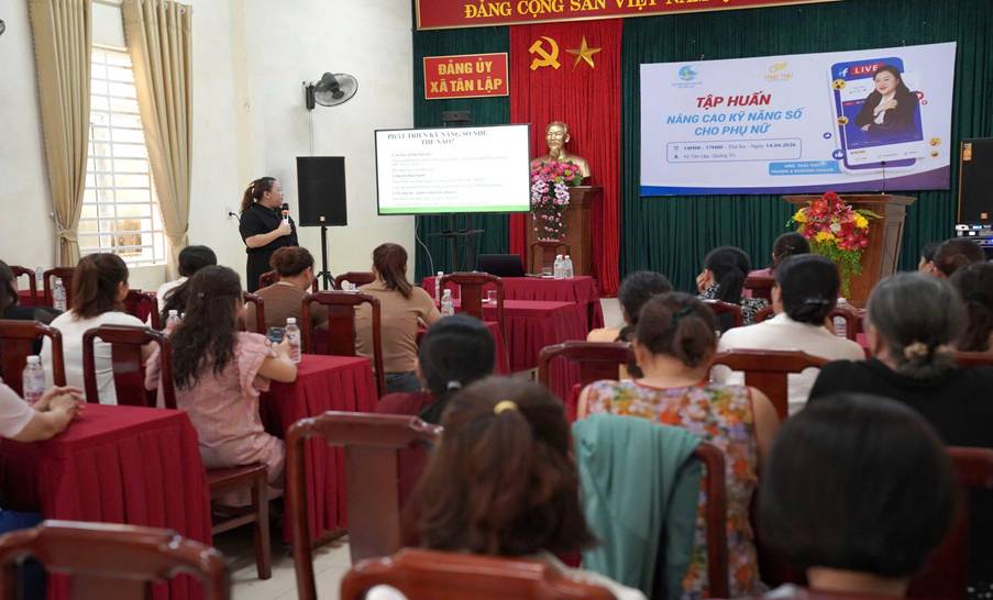 Buổi tập huấn bán hàng online với các hội viên phụ nữ địa phương do Thai Thu Marketing chủ trì