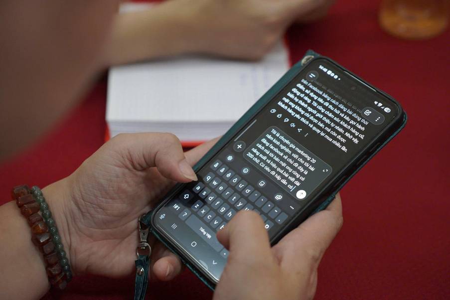 Học viên thực hành viết nội dung bán hàng băng AI